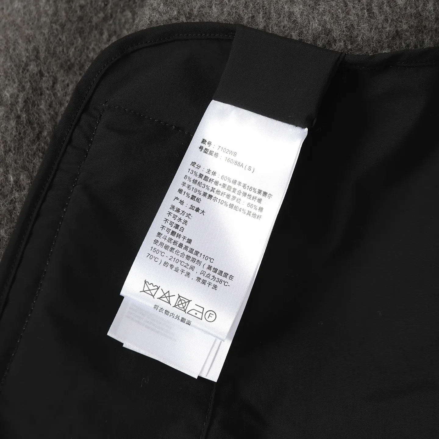 P620 Canada Goose/ Chilliwa series cashmere bomber jacket, exclusive customized wool fabric, containing 60% wool content! Super lightweight, soft and warm! The high-tech breathable space cotton liner makes the entire shape very stiff and soft, comfortable and lightweight at the same time. Breathable, soft, non-stuffy, lightweight, stylish, and non-deformable. The iconic double-stripe reflective strips are designed on the back of the collar and splicing. No detail is missed. The front placket allows you to easily cope with seasonal changes and calmly resist bad weather. High-density badges. All threaded accessories are customized. Loose fit and adjustable drawstring. Not bloated at all. Quite fashionable. It can be said to be a very unique design. This year's must-have style is for men and women. Size: S-L